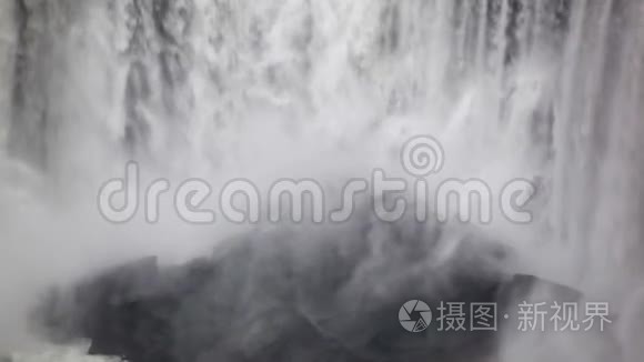 尼亚加拉瀑布盆地的薄雾和岩石