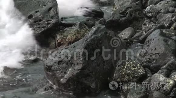 波浪在熔岩上撞击视频