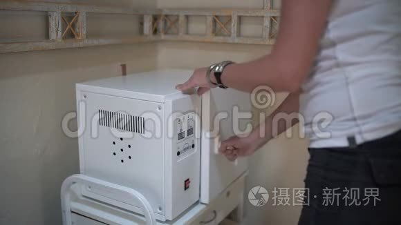 美容师用一个柜子消毒仪器视频