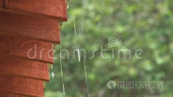 雨水从屋顶上滴下来视频