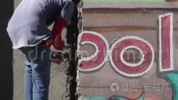 蒙面男建筑梅森墙面抹灰水泥视频