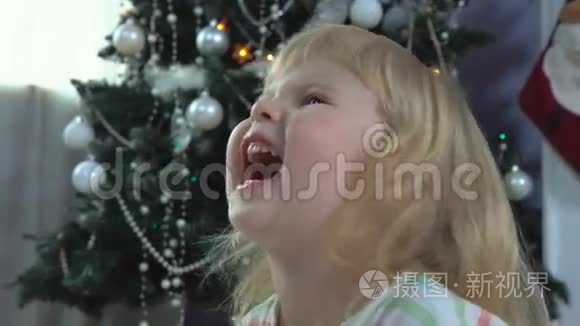 小女孩在圣诞树旁笑