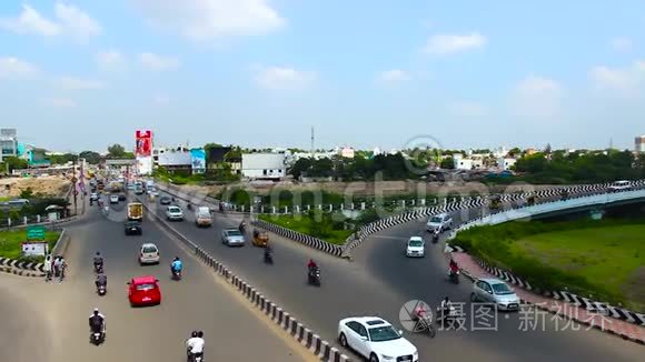 印度钦奈桥下的自行车和汽车视频