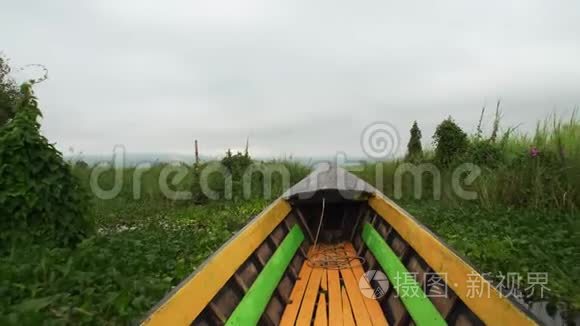 乘船穿越阴云天气下的英乐湖视频