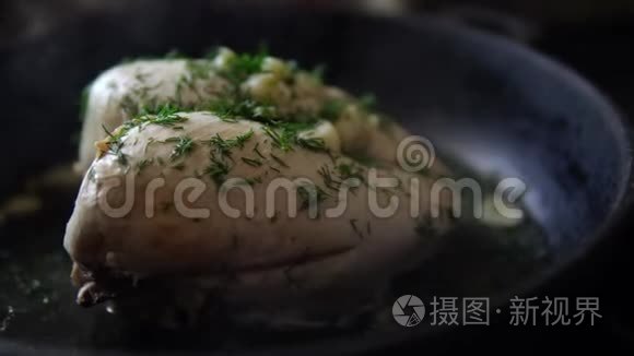 用大蒜和鳃制备鸡乳房。