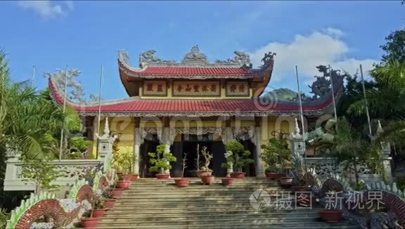 在广袤的寺庙与花盆之间低飞视频