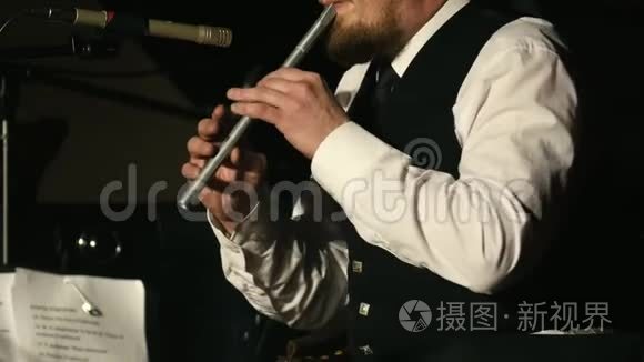 大胡子在舞台上吹笛子
