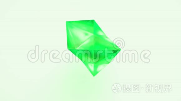 明亮的绿色闪亮的水晶在白色背景上任意变换。 优质动态动画