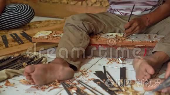 传统木雕工艺大师的特写镜头视频