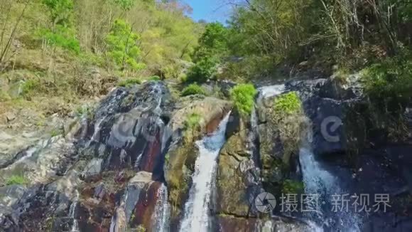 从高地的主要瀑布流中消失