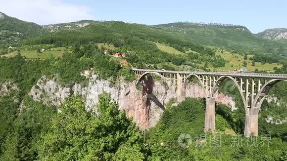 塔拉峡谷大桥杜德维卡以上塔拉河黑山。 巴士或小巴，任何汽车驾驶的桥塔拉峡谷。 强国