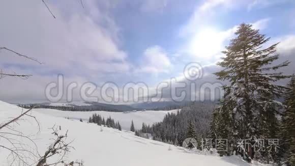 喀尔巴阡山脉乡村的美丽冬天