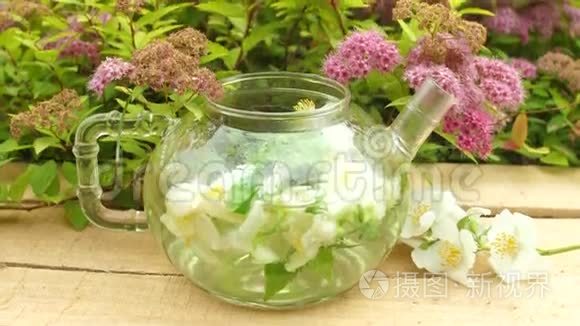 绿茶点缀着一朵花视频