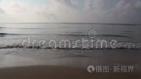 黄昏时在海滩上挥手