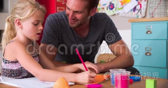父亲和女儿在孩子的卧室里作画视频