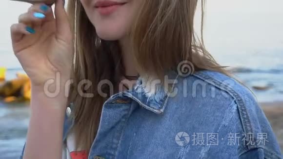 夏夜沙滩上迷人的女子特写肖像的慢镜头。