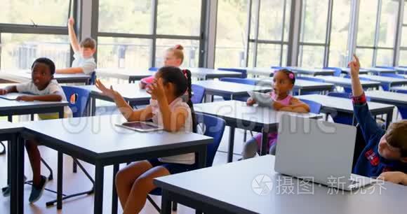 孩子们在学校的教室里举手视频