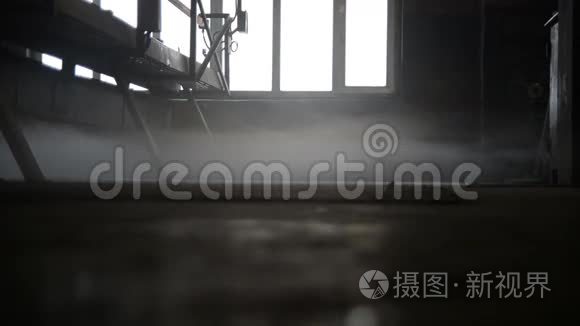 混凝土工厂房间里的雾视频