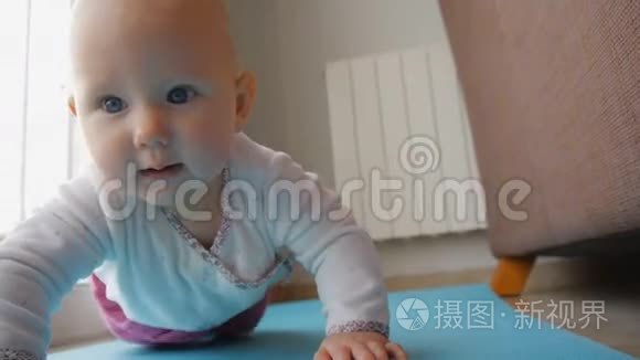 一只蓝眼睛想在地上爬的婴儿视频