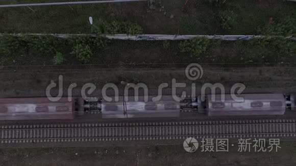 在波兰铁路上运送货车的空中镜头