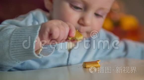 疲倦的小孩在玩饼干视频