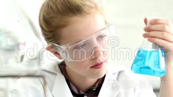 女生在理科班进行化学实验视频