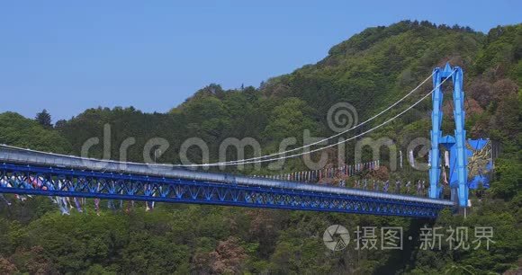 伊巴拉基大桥的鲤鱼流光，白天阳光明媚