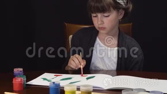 小女孩在白色相册里画画视频