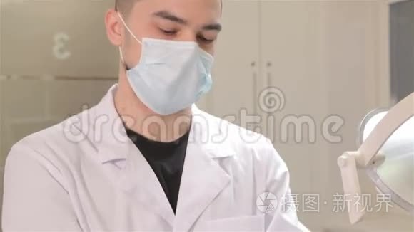 牙医戴无菌手套视频