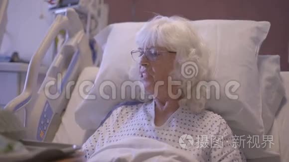 年长的女性病人在医院就餐视频
