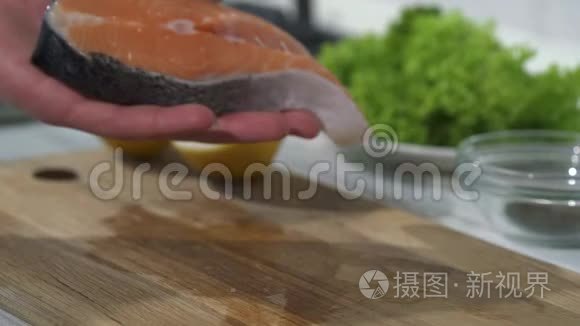 烤三文鱼牛排的烹饪过程视频