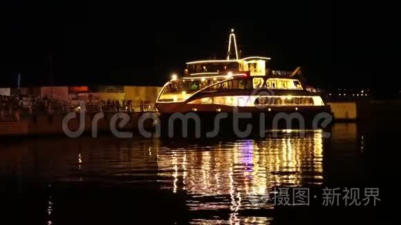 旅客观光船在夜间停靠码头视频