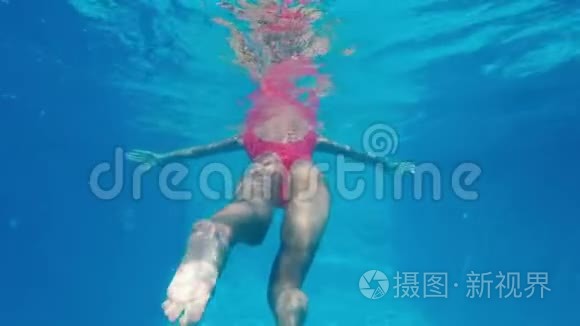 池中游泳的美丽女子的水下景色