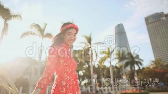 穿着传统越南服装的女孩旋转着，高兴地开着黄花。 愉悦的心情.. 越南。