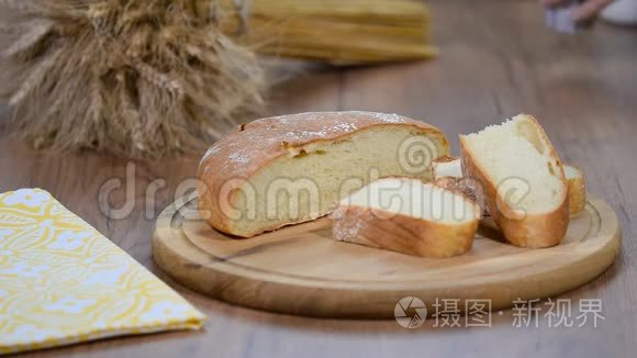 木制背景上自制面包牛奶和成熟的黑麦耳朵