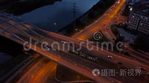 克拉科夫高速公路上的夜间交通，一座横跨维斯图拉河的桥梁