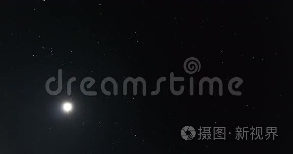 月亮和星星在夜空中飞翔视频
