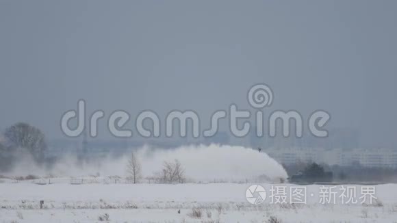 雪犁清除乡村道路.