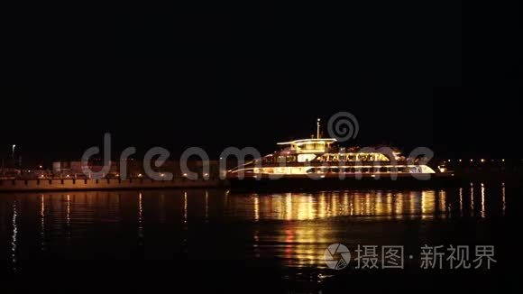 旅客观光船在夜间停靠码头视频