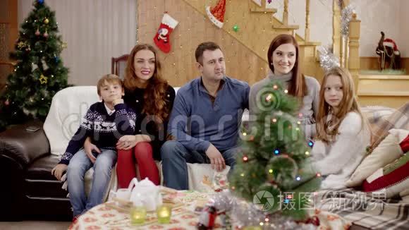 圣诞晚会上幸福家庭的画像视频