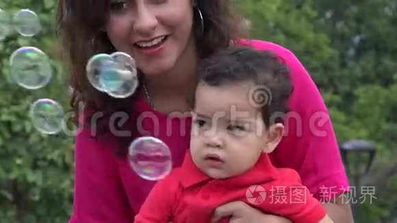 母亲和婴儿靠近泡泡
