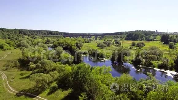 铁路桥附近河流的鸟瞰图视频