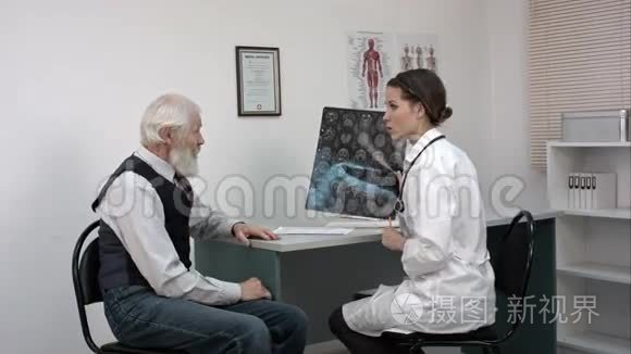 医生给老病人做核磁共振检查并解释一些事情。