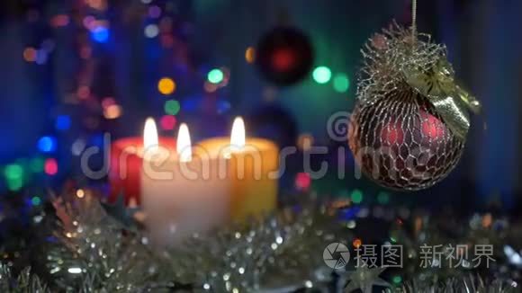 圣诞装饰品，红球。 模糊的美丽背景与闪烁的灯光。 摄像机在周围的移动