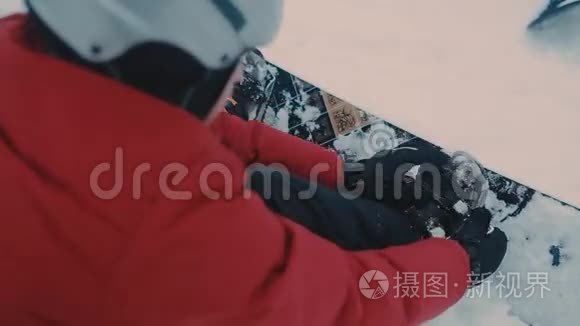 山里的人在滑雪