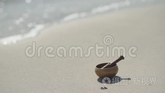 在沙滩上打坐的青铜藏语唱碗视频