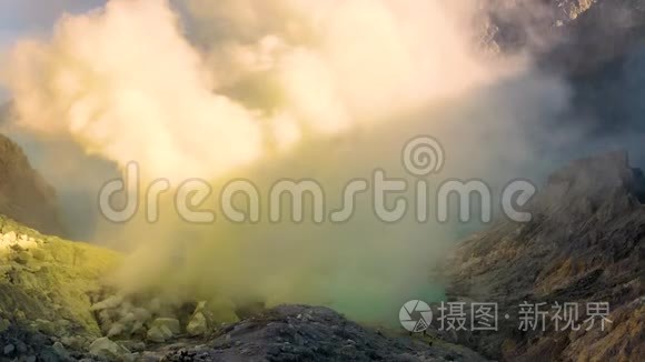 印度尼西亚东爪哇火山口的硫磺视频