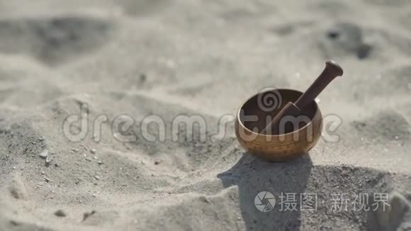 在沙滩上打坐的青铜藏语唱碗