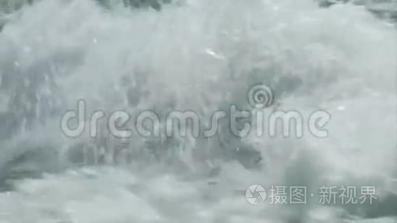 泼尼加拉瀑布的水视频