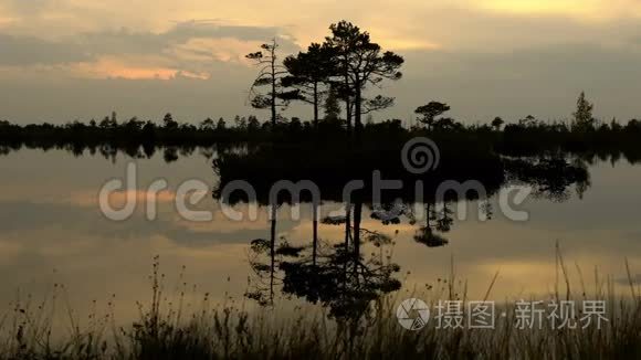 岛屿湖中的日落反射。 秋天的白天。 光滑的娃娃射击